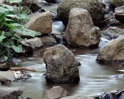 Agua entre rocas