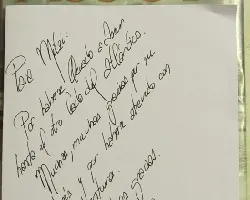 Para mitzi, firma y dedicatoria del autor de assur