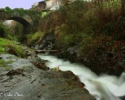 Un pequeño puente romano con la lluvia