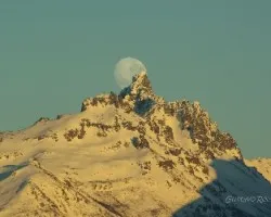 ...escondida tras la cordillera..