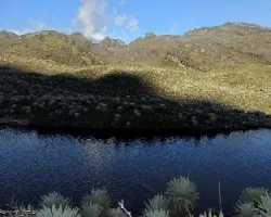 Laguna frente a la cara del indio