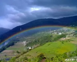 Arco iris sobre outeiro