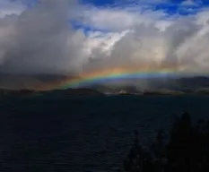 Arco iris sobre la laguna