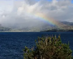 Arco iris sobre el lago