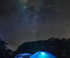 Acampando vajo la vía láctea